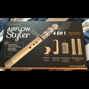 Demeliss Airflow Styler 4 i 1 - Demeliss Airflow Styler 4 i 1 från Saint Algue. Inkluderar flera tillbehör för att torka, styla, släta och locka håret. Den har en digital motor och är designad för att ge flexibel och precis styling. Perfekt för olika hårtyper och stilar. Testad en gång så den är så gott som ny.