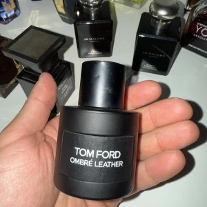 Tom Ford Ombré Leather Parfym - Flaskan är mer än halva kvar.Säljer en elegant och sofistikerad parfym från Tom Ford, Ombré Leather. Flaskan är svart och stilren med en minimalistisk design. Perfekt för den som älskar en djup och intensiv doft med lädertoner.