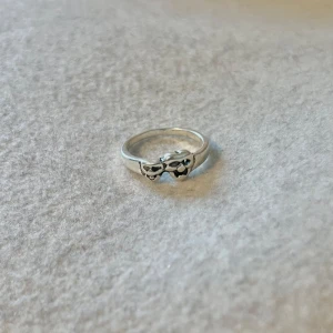 Silver ring - US storlek 5/5.5, diameter cirka 15.5–16 mm, omkrets cirka 48.7–50.2 mm.  Blanda och matcha dina favoriter! Köp flera artiklar tillsammans för rabatt och spara på frakten.  #silver #ring #vintage #smycken #klassisk