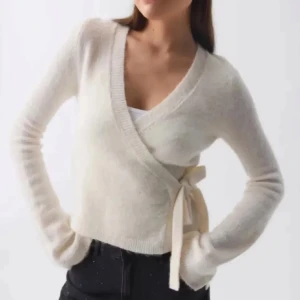 Knitted wrapped cardigan Gina tricot - Superfin stickad omlottröja från Gina tricot. Använd få gånger, i strl M men passar mig som har S. Slutsåld på hemsidan. Nypris 400kr.                 Lägger upp igen pågrund av oseriös köpare 