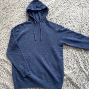 Kashmir/Merino hoodie - En sjukt skön hoodie i Kashmir och Merino blandning! Färg Blå! Storlek L! HELT NY! Skriv vid frågor!