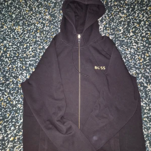 2 Svart kofta från Boss - Dom bästa boss koftor som finns dom är helt nya använt lite grann äkta så klart inga trasiga saker om du vill köpa från affären varje en kostar 2700kr typ men jag vill sälja dom för lite billigare för att jag använder inte dom om du vill köpa en separat varje en kostar 1600 med om du vill köpa båda två kostar 3000kr.