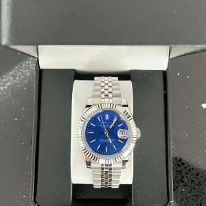 Blå Seiko Mod 40 mm - Nu är denna Seiko arabic dial moden färdigbyggd och till salu. (alltsà en custom made). Klockan har NH35A rörelse med ett genomskinligt lock sà det är möjligt att se in i klockan. Diametern är 40 mm. Klocklädan ingär Fràgor? DM!