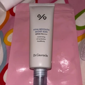 Hyal Reyouth Moist Sun SPF50 från Dr. Ceuracle - Hyal Reyouth Moist Sun SPF50 PA++++ från Dr. Ceuracle är en återfuktande solkräm för ansikte och kropp. Den ger effektivt skydd mot UV-strålar samtidigt som den återfuktar huden.