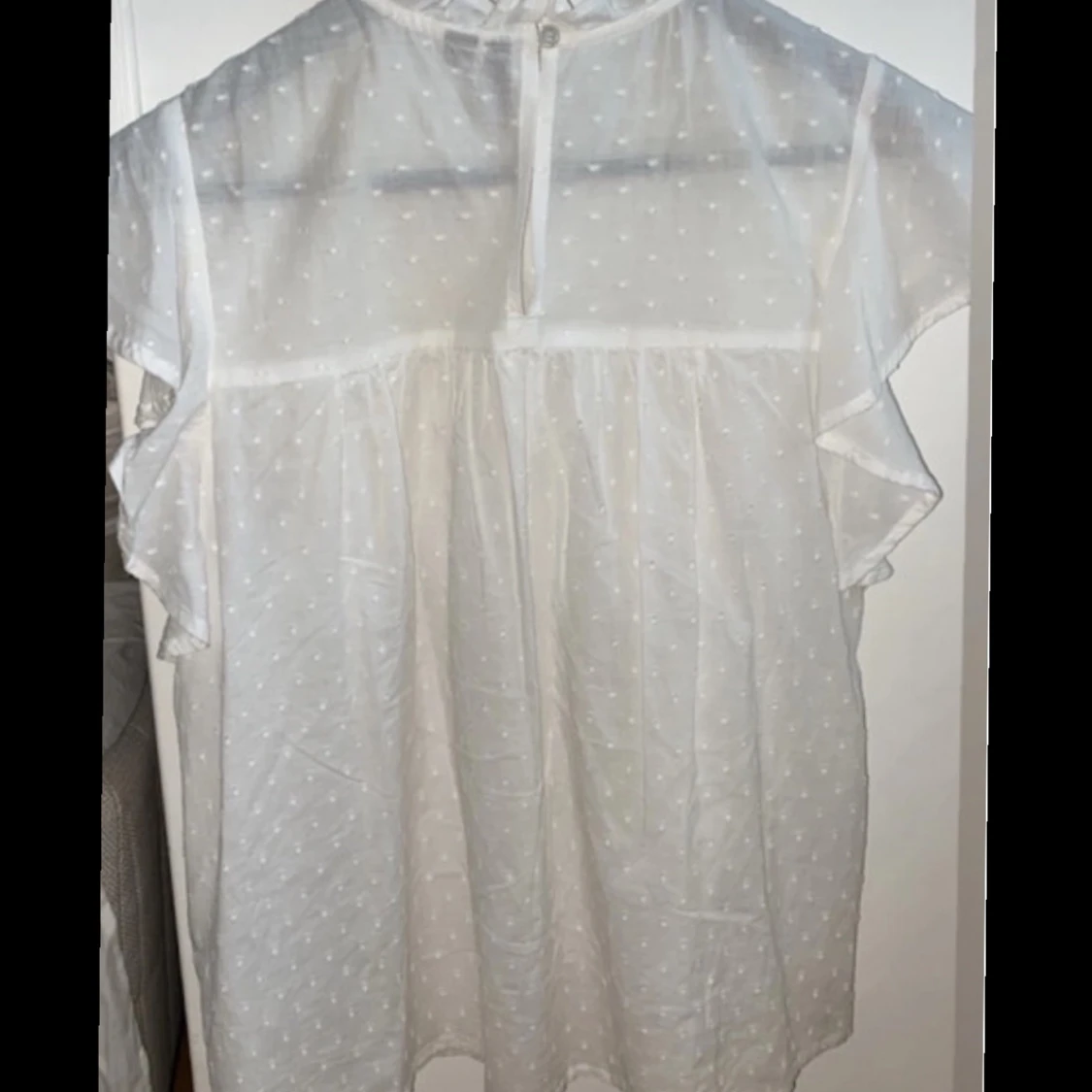 Vit blus med spetsdetaljer - 2