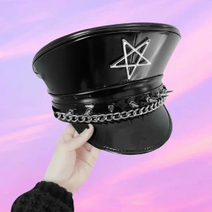 KILLSTAR Keps 🔪⚡️ - Sinnessjuk svart keps i PVC från KILLSTAR med coola silverdetaljer! 🩸⛓️18cm i höjd 📏Har smidig innerjustering med kardborreband för optimal fit. Tyvärr aldrig fått användning för den så i nyskick! ✨OBS finns en pytteliten skråma på kanten på ovansidan pga förvaring men oavsett är den oanvänd. Köp nu 💌