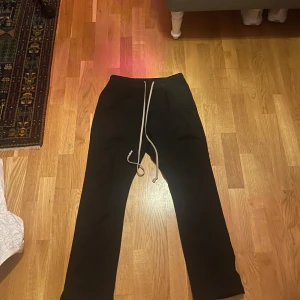 Rick Owens Berlin sweatpants - Ett par as feta Rick Owens Berlin sweatpants i size S. Dom har lite heelbite skriv så skickar jag bild.  Dom är i tjockt och varmt material och är as sköna att ha både hemma och ute. Priset kan diskuteras vid snabb affär och fler bilder kan fixas och skriv vid frågor!!