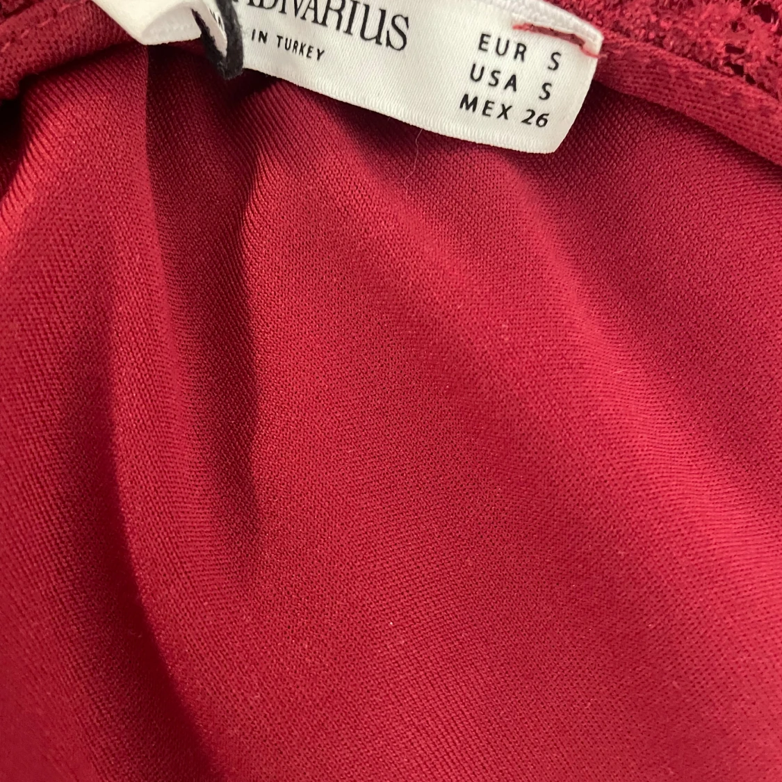 Vinröd spetsklänning från Stradivarius - 2