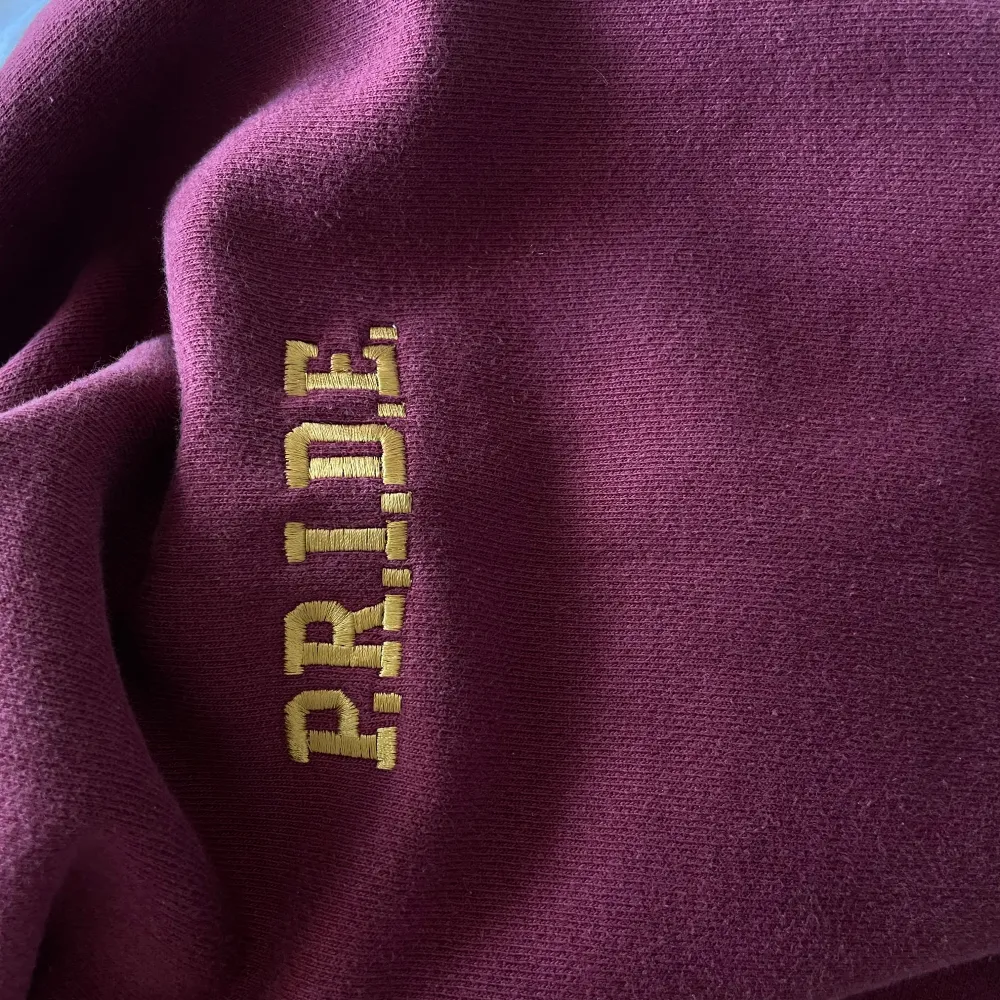 Säljer en vinröd sweatshirt från Insync med ett stort tryck på bröstet och texten 'P.R.I.D.E.' på framsidan. Tröjan har långa ärmar och en rund halsringning. Super snygg och skön tröja, perfekt för skolan eller hemma! . Neuletakit & Villapaidat.