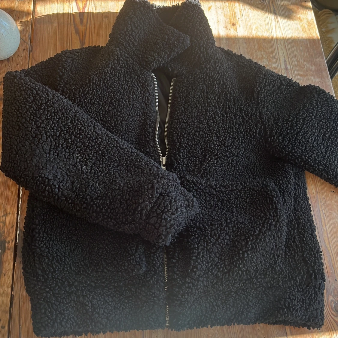 Svart teddyjacka med dragkedja