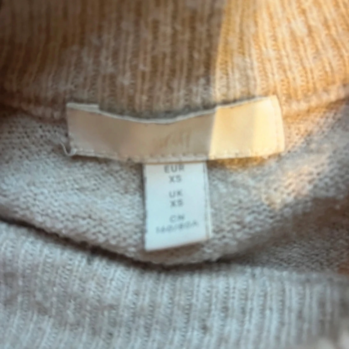 Randig tröja i beige och svart - 1