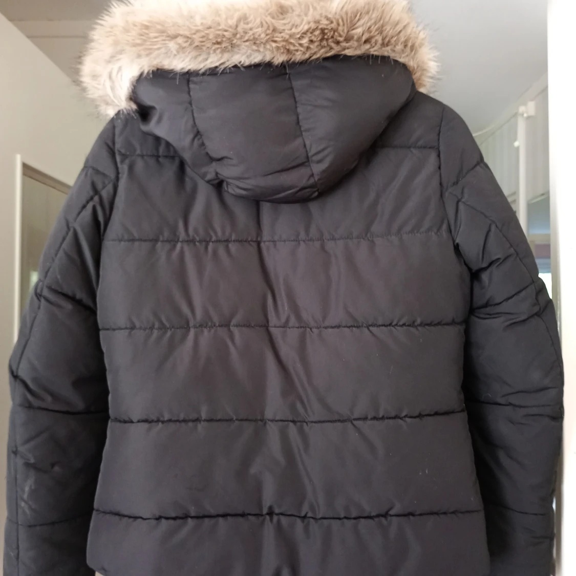 Svart jacka med luva stl 38 - 91