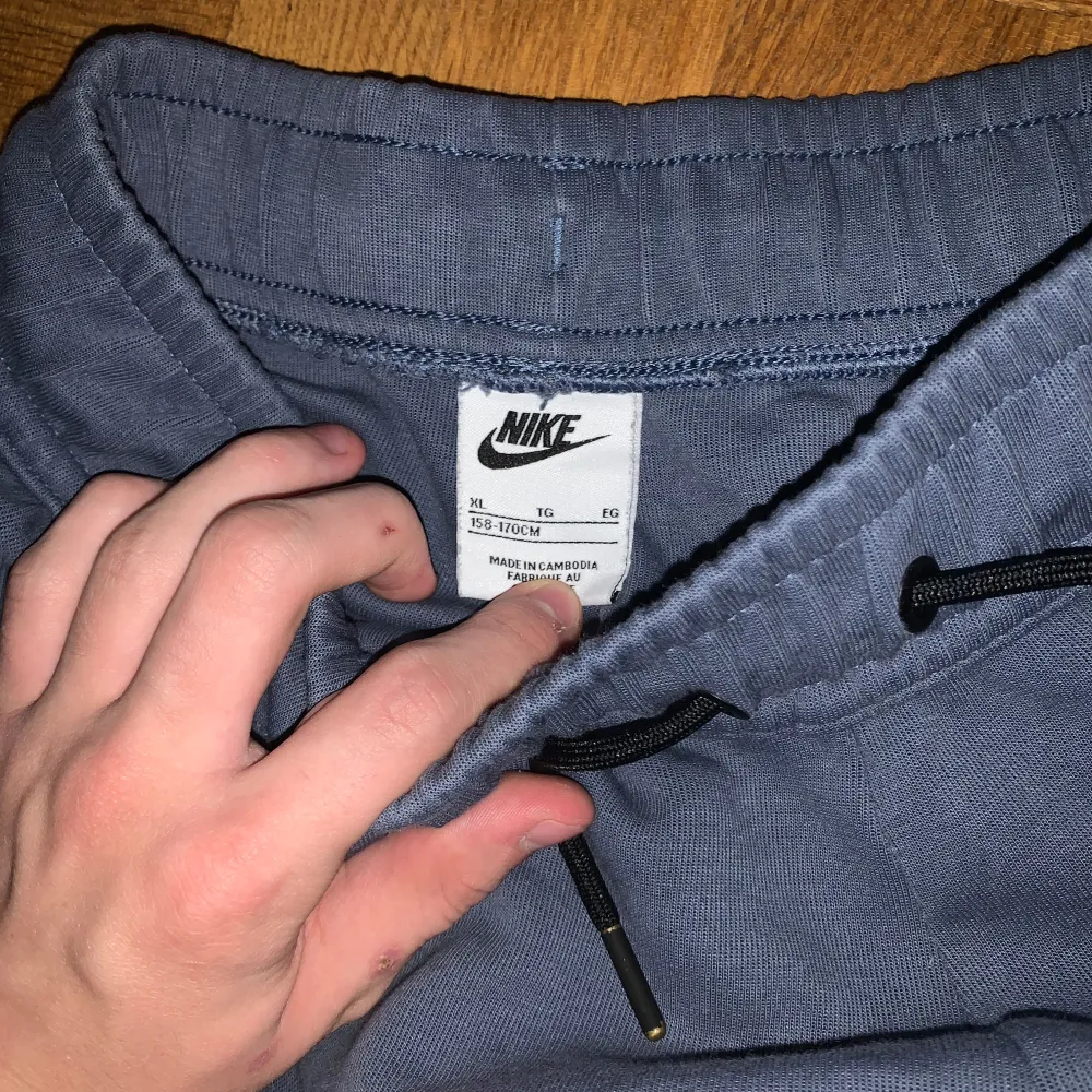 Nike tech byxor som är för små för mig men är nästan inte ens använda, så inga defekter och är i ett fint skick 😊. Farkut & Housut.
