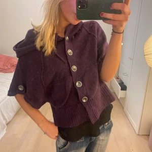 Stickad kofta med huva - Superfin och unik stickad kofta med huva. Köp via köp nu❤️