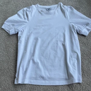 Vit tröja/t-shirt  - Jätte bra skick och är knappast använd, säljer på grund av att den inte kommer till användning 💕(pris kan diskuteras)