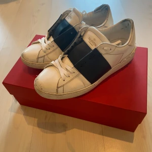 Valentino sneakers - Säljer ett par schyssta Valentinos i storlek 41. Box, dustbag och kvitto ingår. Dom är fräscha och de ända är att dom är lite slitna baktil men syns inte när man använder. Frågor och mer bara skriva 🌟