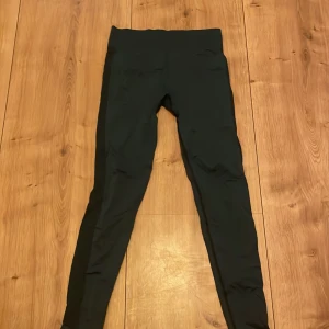 Träningsbyxor  - Ett par jätte sköna och basic träningsbyxor i marinblå. Säljer på grund av att de är försmå.  