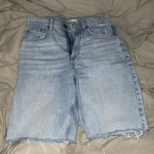 Jeansshorts  - Jeansshorts från gina tricot. Säljs då dessa ej används. Använd ett fåtal gånger. Storlek 36.