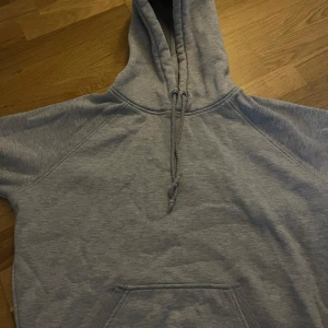 Grå hoodie från bikbok🩶 strlk xs - Grå bikbok hoodie i strlk xs🩶 lite noppgrig men i övrgt gott skick