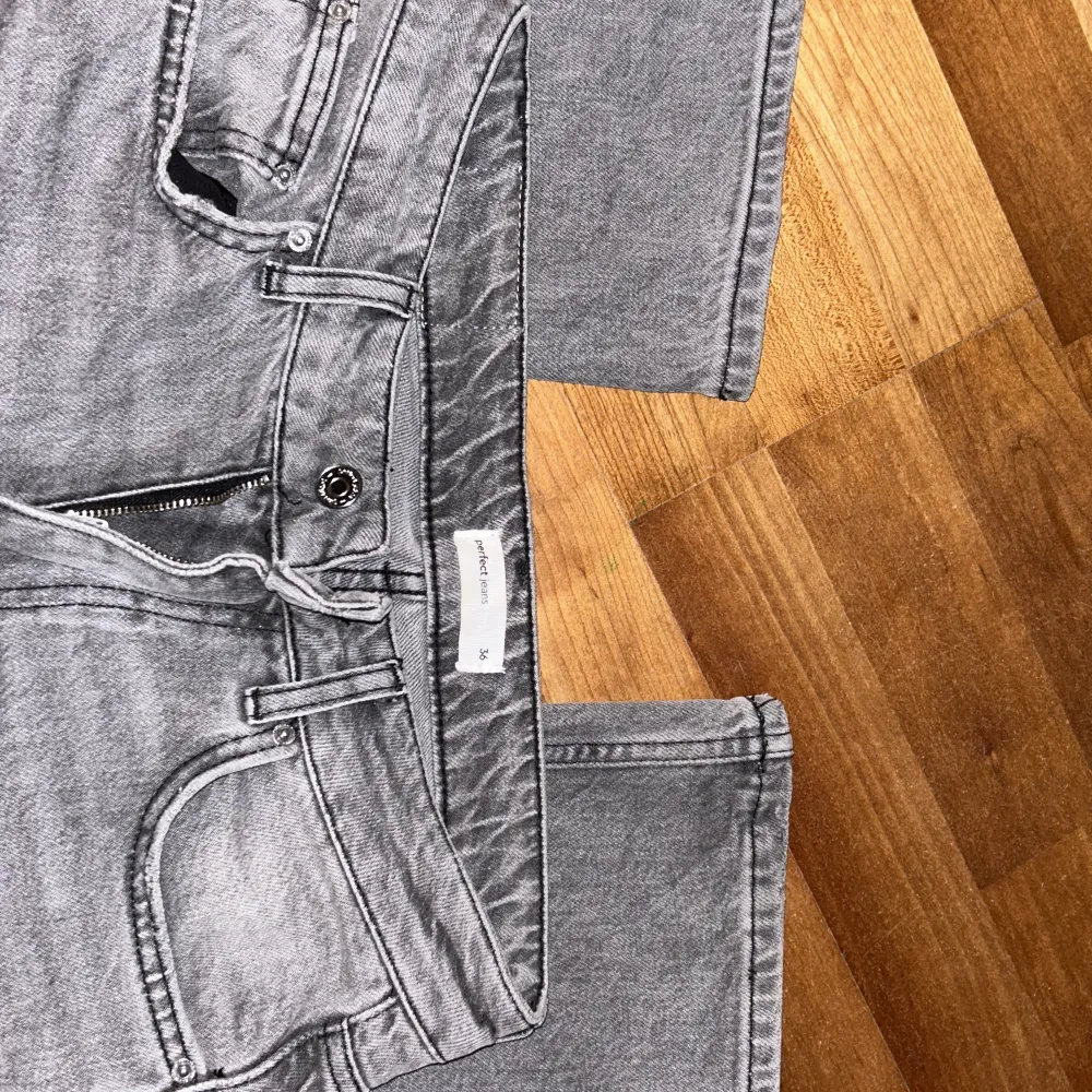 Skitnice grå jeans från gina!! Skulle säga att de är mid waist men även långa i benen🤩🤩 Älskar! . Jeans & Byxor.