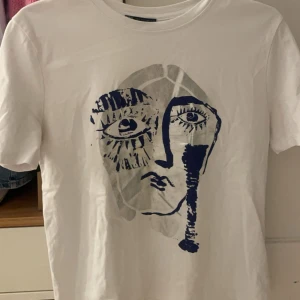 T shirt zara  - Säljer denna populära T-shirt från zara då den inte längre kommer till någon andvändning. Den enda defekten är att färgen har lastbar lite på ett område men ingenting man tänker på❤️skriv privat för fler bilder