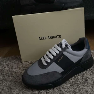 Arigato vintage runner  - Helt nya arigato vintage runner. Storlek: finns flera storlekar Nypris: 2450kr Vårt pris: 1200kr (pris går att diskutera Skick: 9/10 Modell: Herr Skriv i DM vid intresse!