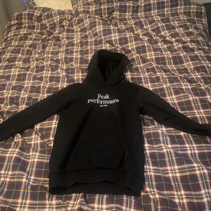 Peak performance hoodie   - En svart peak performance hoodie som knappt är andvänd