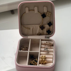 Ny smyckesask - Fint i rosa, helt ny- aldrig använd! 