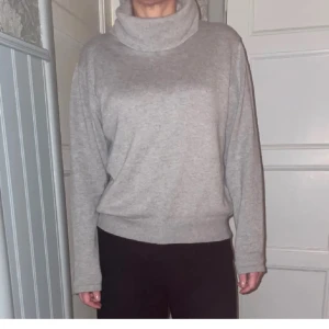 Fin tjocktröja! - Säljer nu min supersköna polo-tjocktröja. Den är endast använd ett fåtal gånger. Pris går att diskutera och fler bilder går att få.