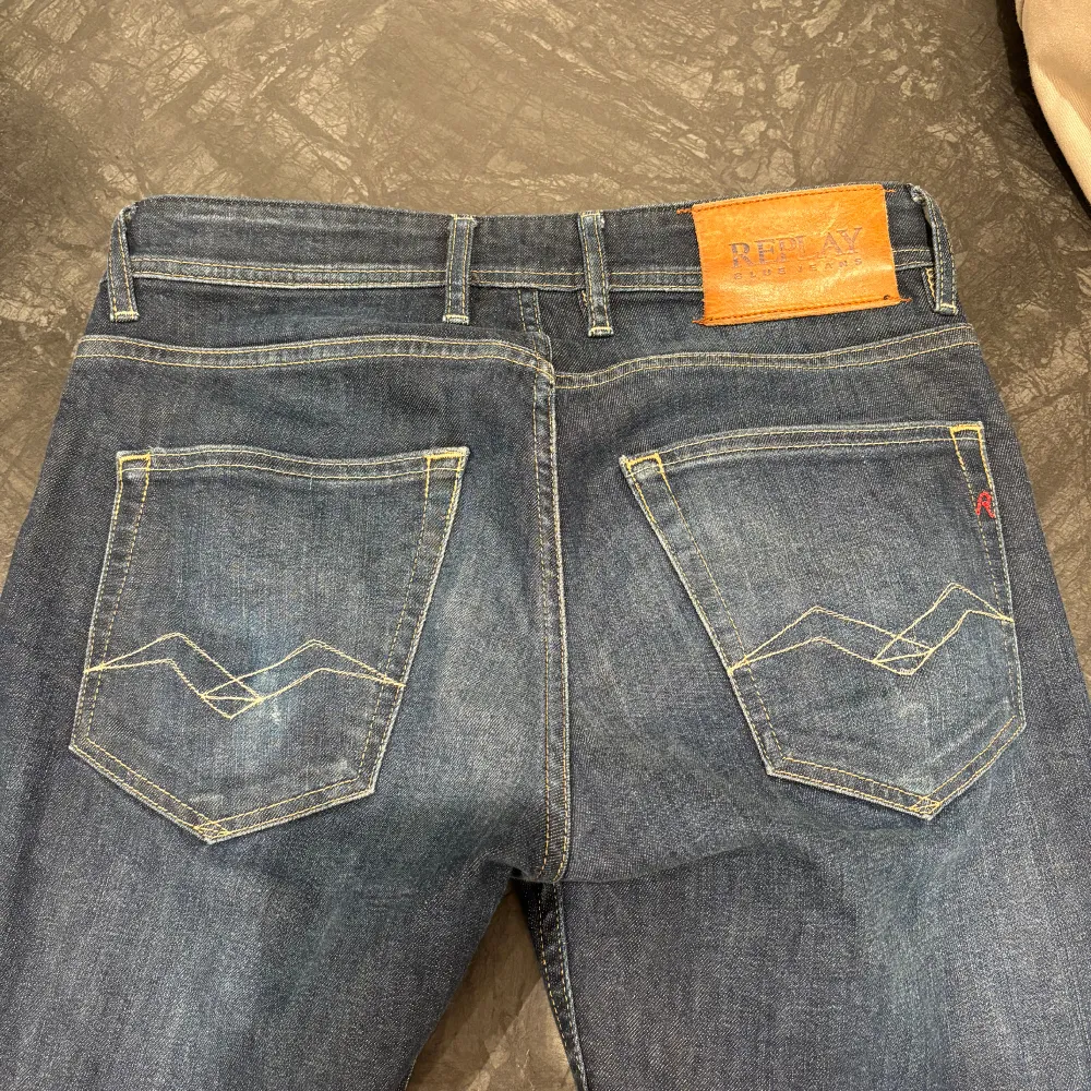 Säljer nu mina schysta replay jeans som inte kommer till användning längre, perfekt nu till hösten ~ Strlk: W28 ~ Nypris: 1399 ~ Mitt pris: 449 ~ Skick: 8,5/10 ~ Bara att höra av er om ni har nåra funderingar!!🙌🏼. Jeans & Byxor.