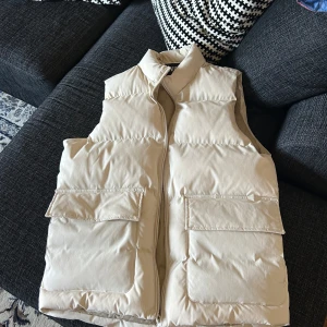 Zara väst  - Hej säljer min Zara väst bra skick. Storlek S kan passa M 