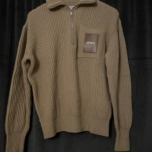 Axel Arigato stickad tröja - Fin stickad tröja från Axel airfato i krämig färg. Storlek Xs men den är ganska ocer size skulle nog passa S-M. Kontakta gärna vid frågor😊