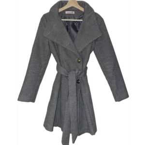 Grå kappa, stl.S - Höst/vinterkappa med guldknappar och knytskärp