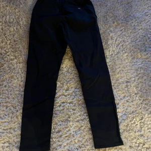 Svarta byxor - Säljer ett par dunder snygga jeans!!! Jeansen är i ett riktigt bra skick och är knappt använda🔥🔥Frågor eller fler bilder så är de bara att skriva!!! Priset gå att diskutera🤩🤩