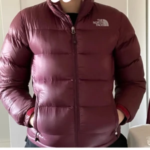 The North Face jacka vinröd - Lånade bilder! Säljer nu denna skit snygga jacka som jag köpte här på plick då den inte passar mig , den är knappt använd av mig men som ni ser på bilden har den ett litet hål på framsidan som jag sytt ihop och som inte syns vid användning.