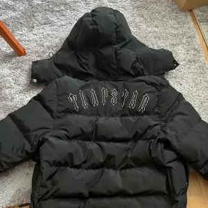 Trastar jacka  - Säljer min trastar jacka jag säljer den för att jha vill ha en annan den är knappt använd då kav köpte den när vintern va slut skicka iväg ett meddelande om Due intresserad  Inga skador eller någonting  Nyskick  Lägre pris vid snabb affär 