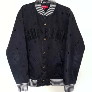 Vintage Supreme Varsity Jacka  - Vintage Supreme Varsity Jacka köpt på vintagebutik för 2000:- men har använts sparsamt sedan köpet. Jätteskön och perfekt som höst- och vårjacka. Bra begagnat skick. Färgen stämmer mest med bild 1 och 2.