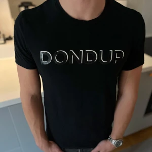 Dondup tshirt - Dondup t-shirt med schysst passform! Nypris: runt 999kr - Mitt pris: 499kr | DM vid ytterliggare frågor!