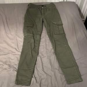 Gröna cargo skinny jeans. Ej stretch.