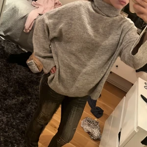 Polo tröja - En jätte fin grå polo tröja, den är stickat och är inte sliten. Den kommer inte till användning💖