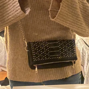 Axelremsväska  - Zadig liknande axelremsväska i svart, jättefin och man får plats med mycket. Har endast användt fåtal gånger dock har bandet blivit lite rostigt men inget märkvärdigt! 🧡🍂 priset kan diskuteras 