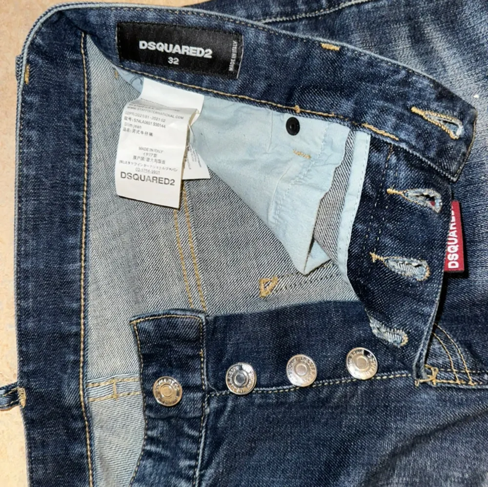 Marin blåa Dsquared2 Jeans i bra skick. Knappt använda, inga skador.. Jeans & Byxor.