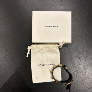 Balenciaga armband - Nu säljer jag mitt balenciaga armband! Inte använt på länge och vill få det sålt därav priset😁❤️ Det är väl använt och som man kan se på sista bilden så är det slitet i vissa kanter!