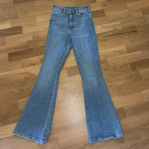 Blåa jeans  - Snygga blåa jeans! Storlek S, men jag själv skulle säga att dom är lite mindre i storleken.