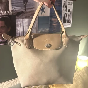 Longchamp handväska✨ - Så fin, perfekt storlek, så fin ljusgrön färg Lite defekter, men inget man tänker på i helhet. Nypris 1350🎀