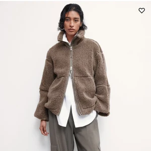 Säljer hm-jacka i pile - Säljer min helt nya pile-jacka från HM i storlek M. Inget fel på jackan utan bara för stor för mig. I övrigt superfin och perfekt till hösten!🍁😍