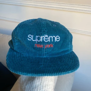 Blå supreme keps - Passar på både killar och tjejer, inte mycket använd, cool. Säljer för att jag helt enkelt tröttnat på den,manchestertyg, den är köpt för cirka 1599 kr. Om ni har några frågor så kontakta gärna