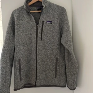 Patagonia fleece jacka - Säljer nu denna asfeta patagonia fleece jacka som är perfekt nu när kallare väder börjar närma sig! Finns inga defekter och  den är i storlek smal.