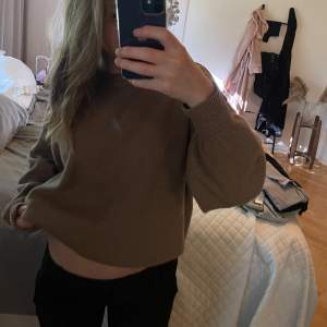 En jätte fin brun stickad tröja som  knappt är använd som är köpt från Asos 💕