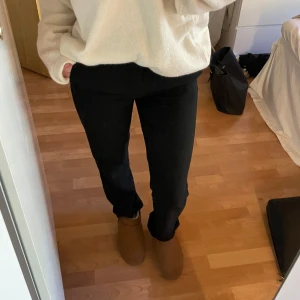 Svarta högmidjade kostymbyxor från Gina  - Fina svarta högmidjade  kostymbyxor från Gina tricot i storlek xs 